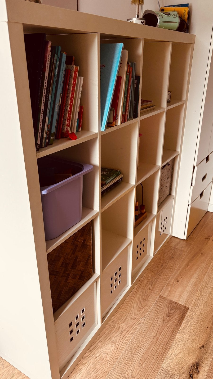 Witte vakkenkast met 16 vakken - Boekenkast, Ophalen, Met plank(en), Gebruikt, 100 tot 150 cm