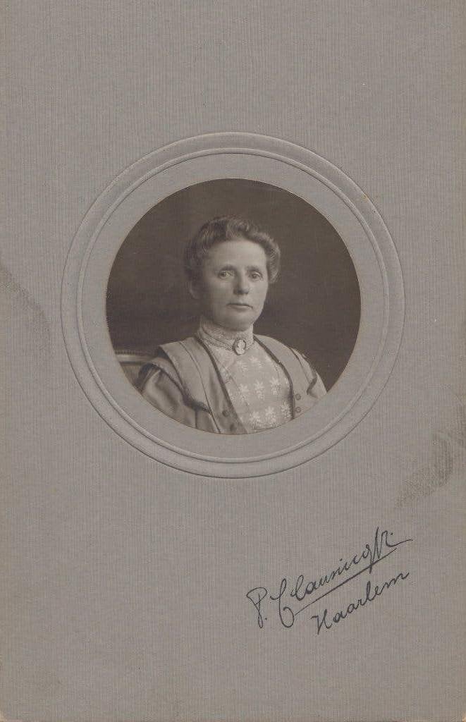 Kabinetfoto Vrouw P.G. Clausing Wz. Haarlem ca. 1900, Verzamelen, Gebruikt, Foto, Ophalen of Verzenden, Voor 1940
