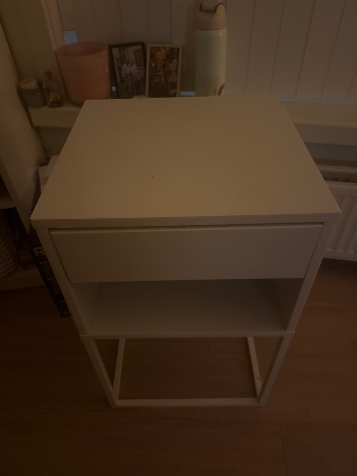 IKEA VIKHAMMER nachtkastje wit - lichte beschadiging, Gebruikt, Minder dan 45 cm, Hout, 55 tot 70 cm