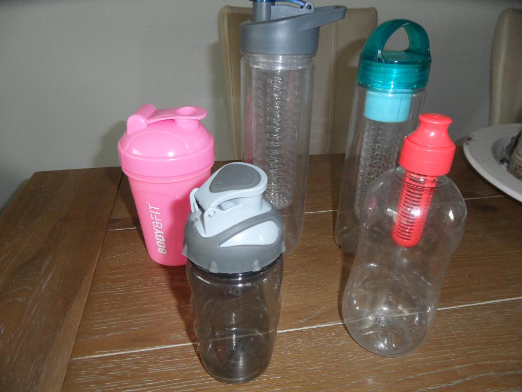 Diverse waterflessen, Sport en Fitness, Bidons, Ophalen of Verzenden, Zo goed als nieuw