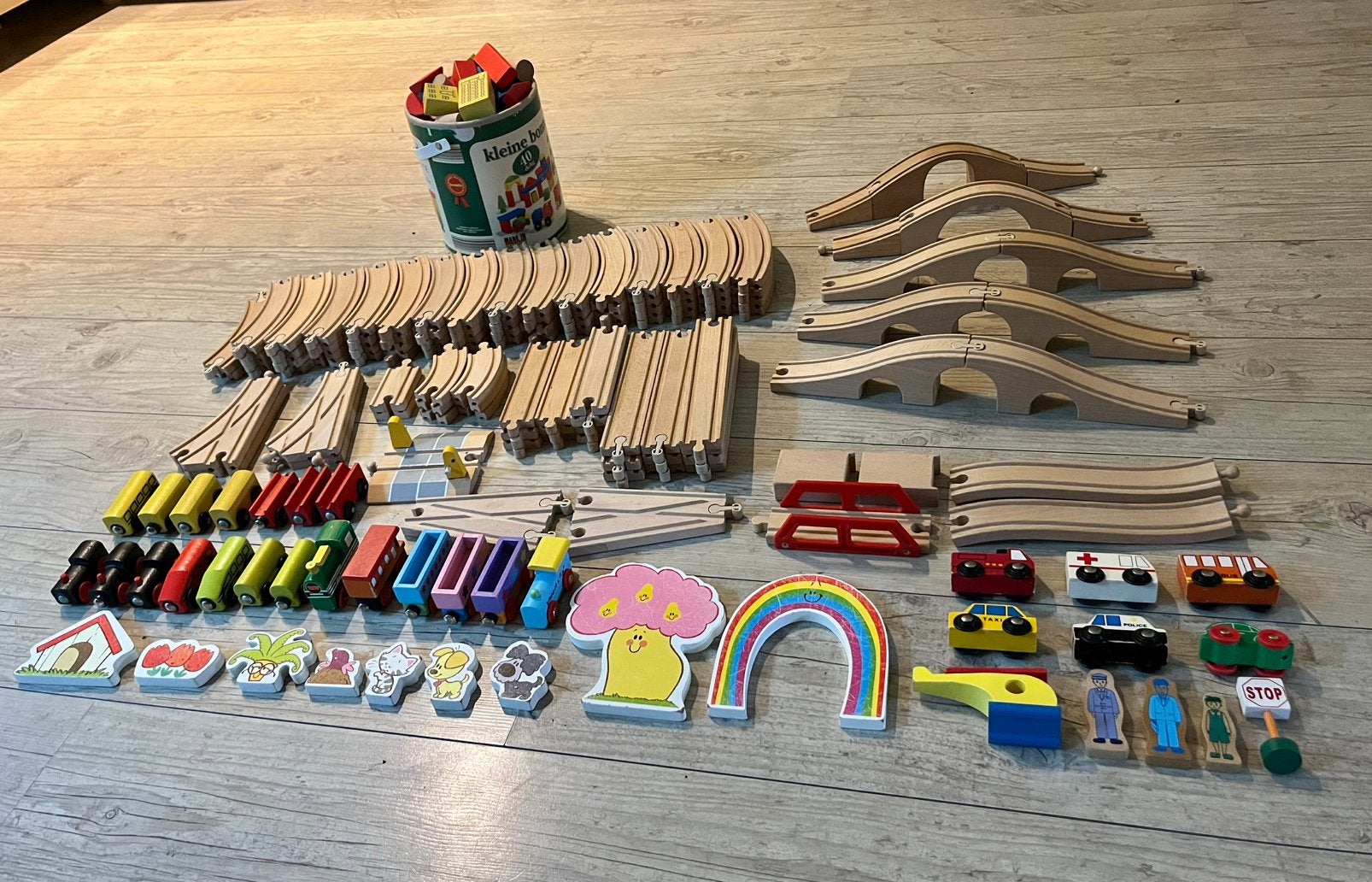 Grote uitgebreide houten treinbaan, Ophalen, Zo goed als nieuw
