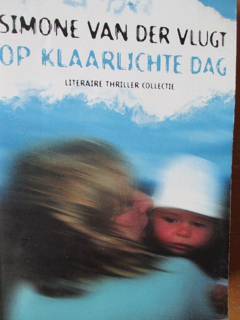 Simone van der Vlugt. Op klaarlichte dag" literaire thriller, Boeken, Ophalen of Verzenden, Zo goed als nieuw, Nederland, Simone van der Vlugt.