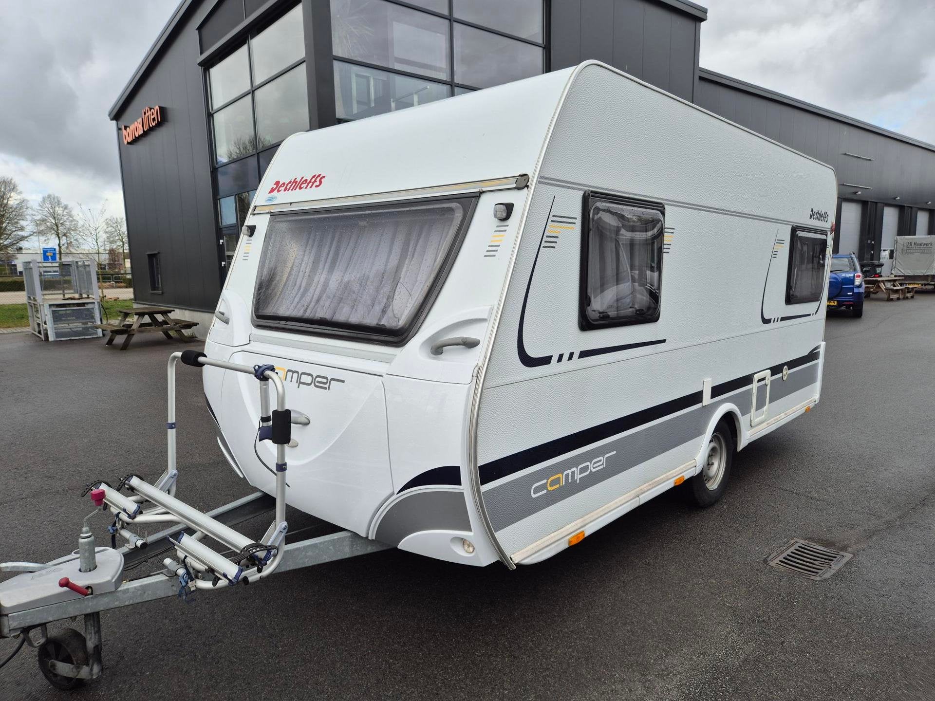 Dethleffs 430 DB Vast bed, mover, Voortent met aanbouw Bovag, Caravans en Kamperen, Omvormer of Lader, Rondzit, Dethleffs, Bedrijf