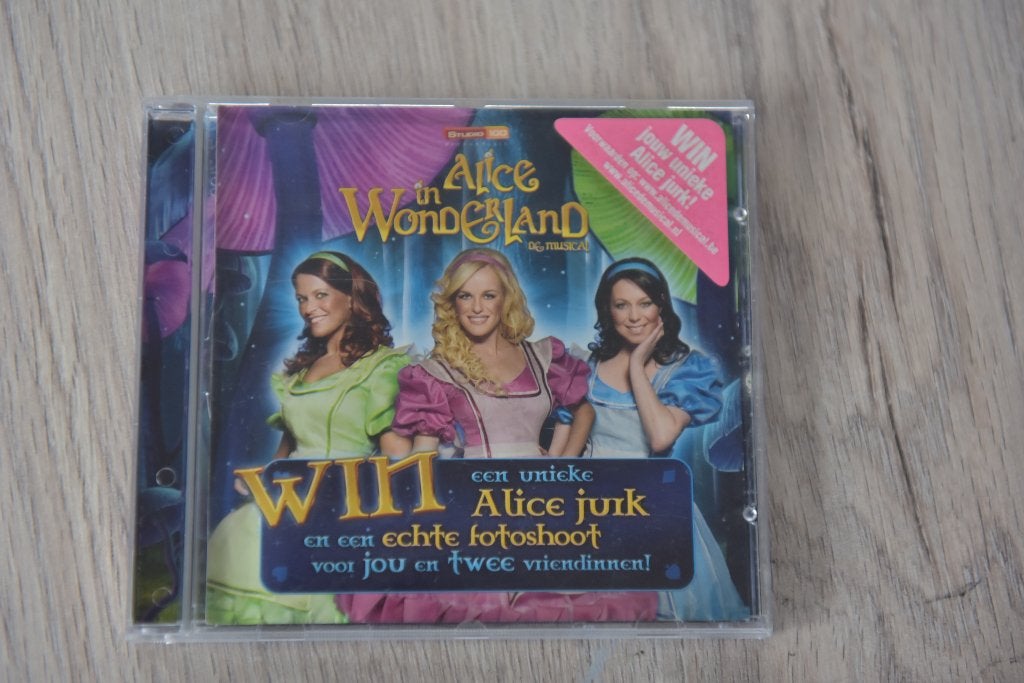 DE MUSICAL ALICE IN WONDERLAND - K3, Inclusief boekje, Verzenden, Zo goed als nieuw, 3 tot 5 jaar