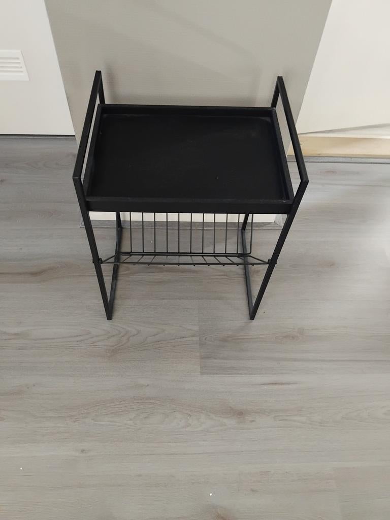 Zwart metalen bijzettafel met krantenmandje (Action), Huis en Inrichting, Tafels | Bijzettafels, 45 tot 60 cm, Minder dan 55 cm