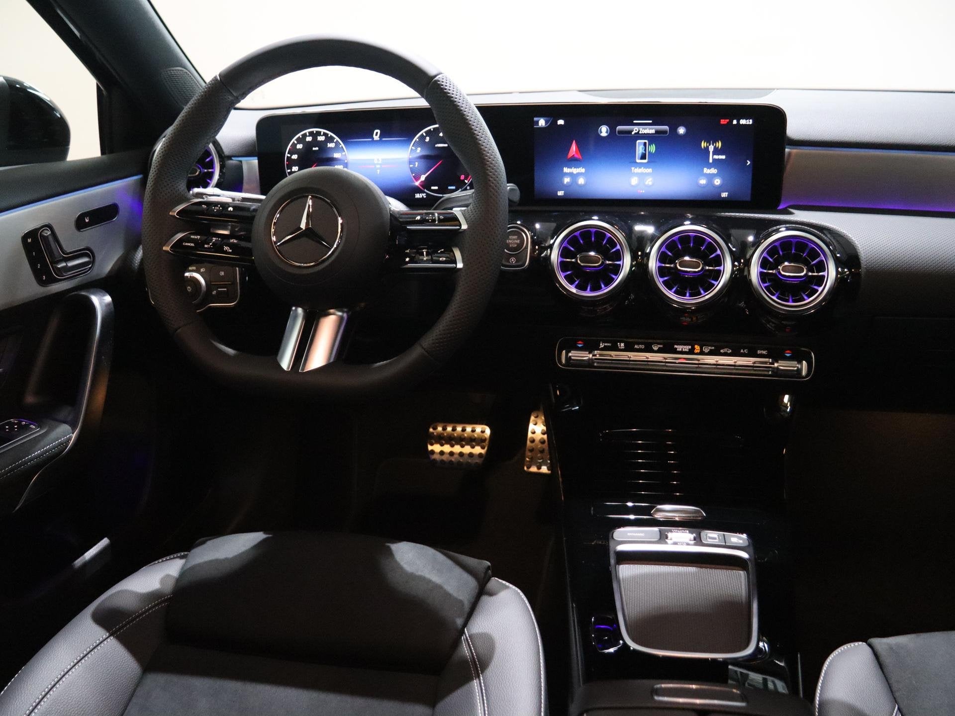 Foto 10 van Mercedes-Benz A-klasse 180 Business Solution AMG | AMG Line