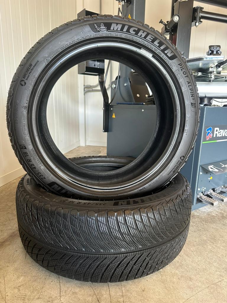 2 Stuks Michelin 235 45 18 Winterbanden Inclusief Montage, Auto-onderdelen, Banden en Velgen, Winterbanden, 18 inch, 235/45 R18