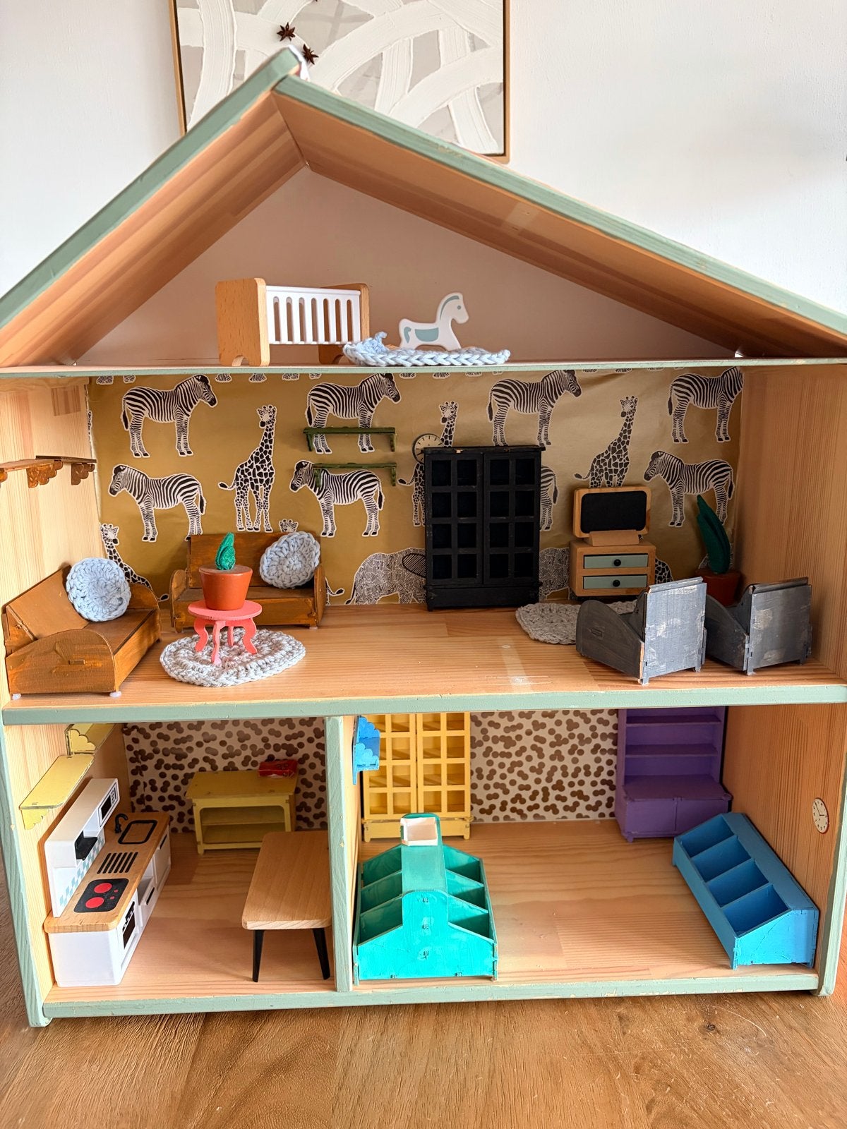 Gezellig Poppenhuis met Meubeltjes - 60x54x21.5 cm, Kinderen en Baby's, Ophalen, Gebruikt, Poppenhuis