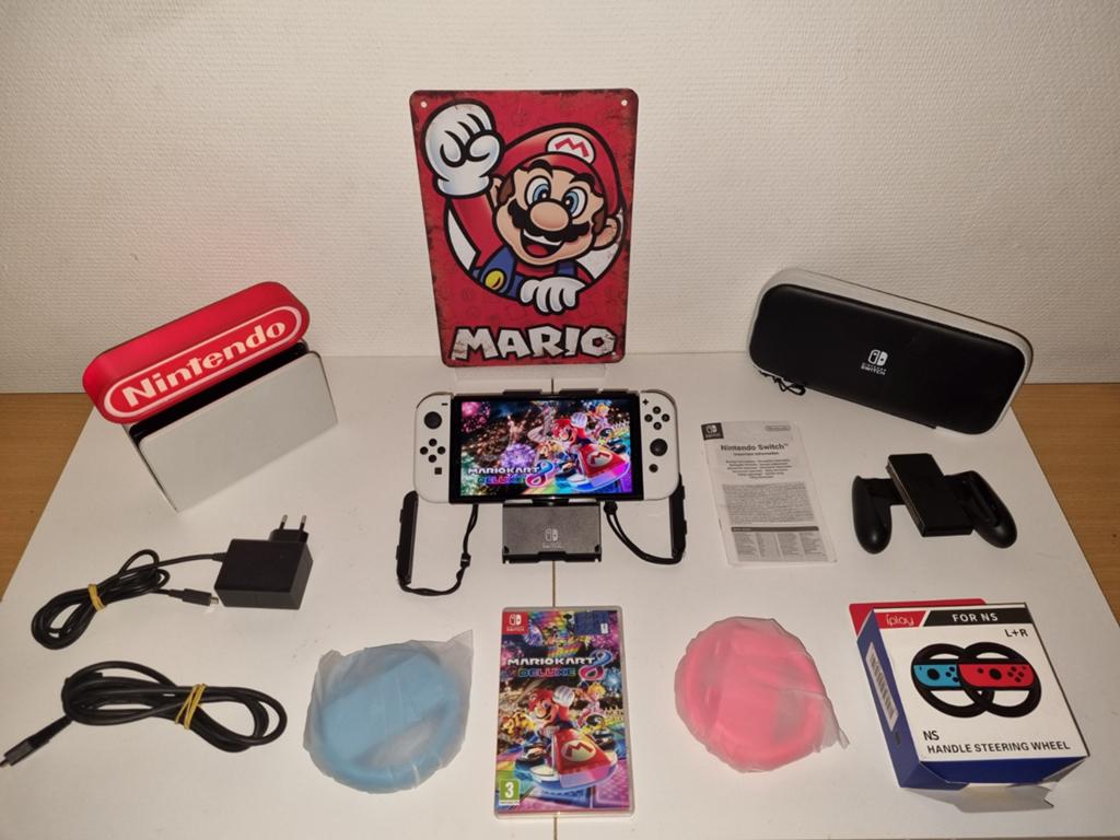 NINTENDO SWITCH OLED (2024) MARIO KART BUNDEL, Switch OLED, Met 2 controllers, Ophalen of Verzenden, Zo goed als nieuw