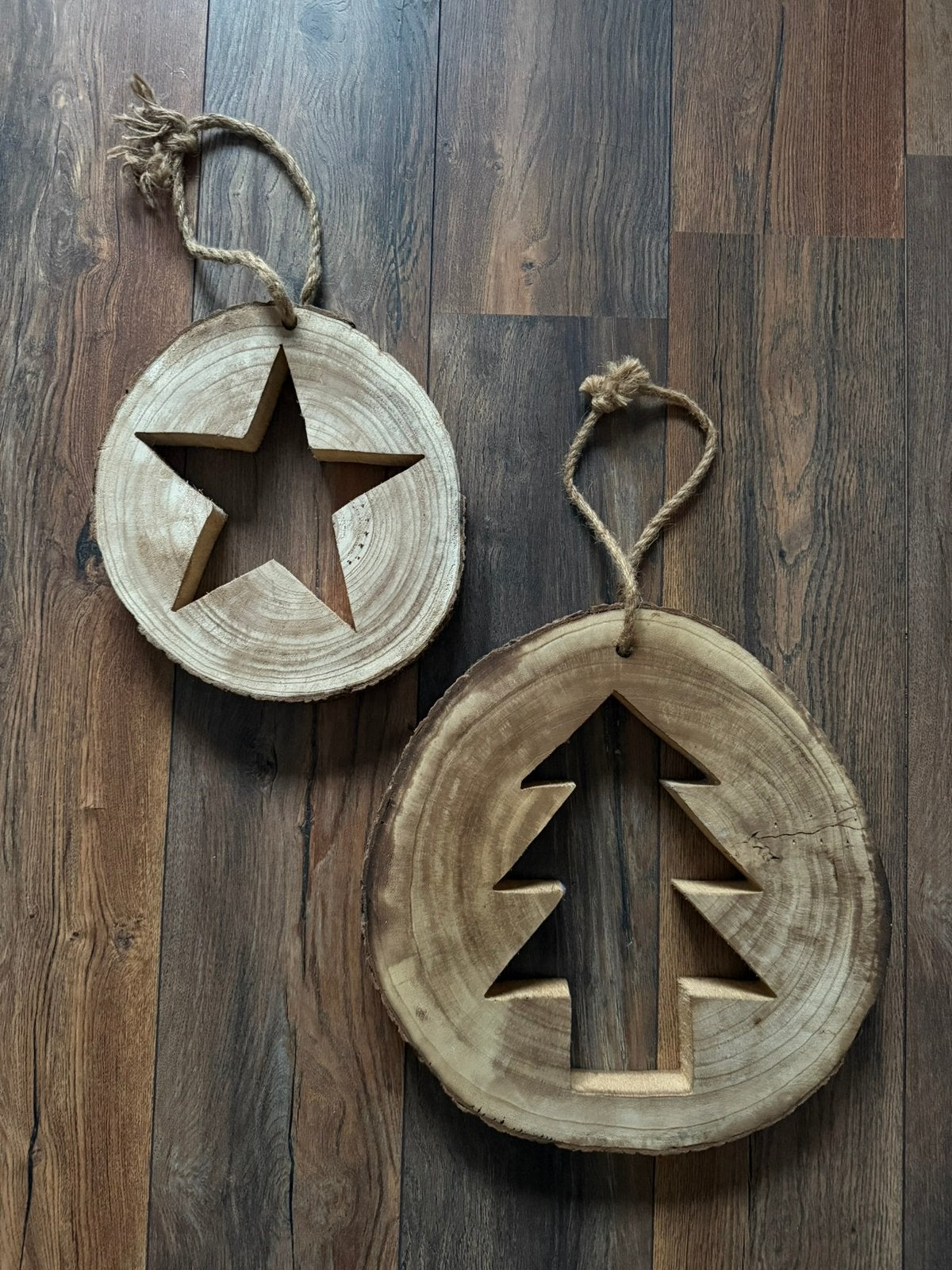 Twee houten kersthangers van een ster en een kerstboom, Diversen, Ophalen of Verzenden, Zo goed als nieuw