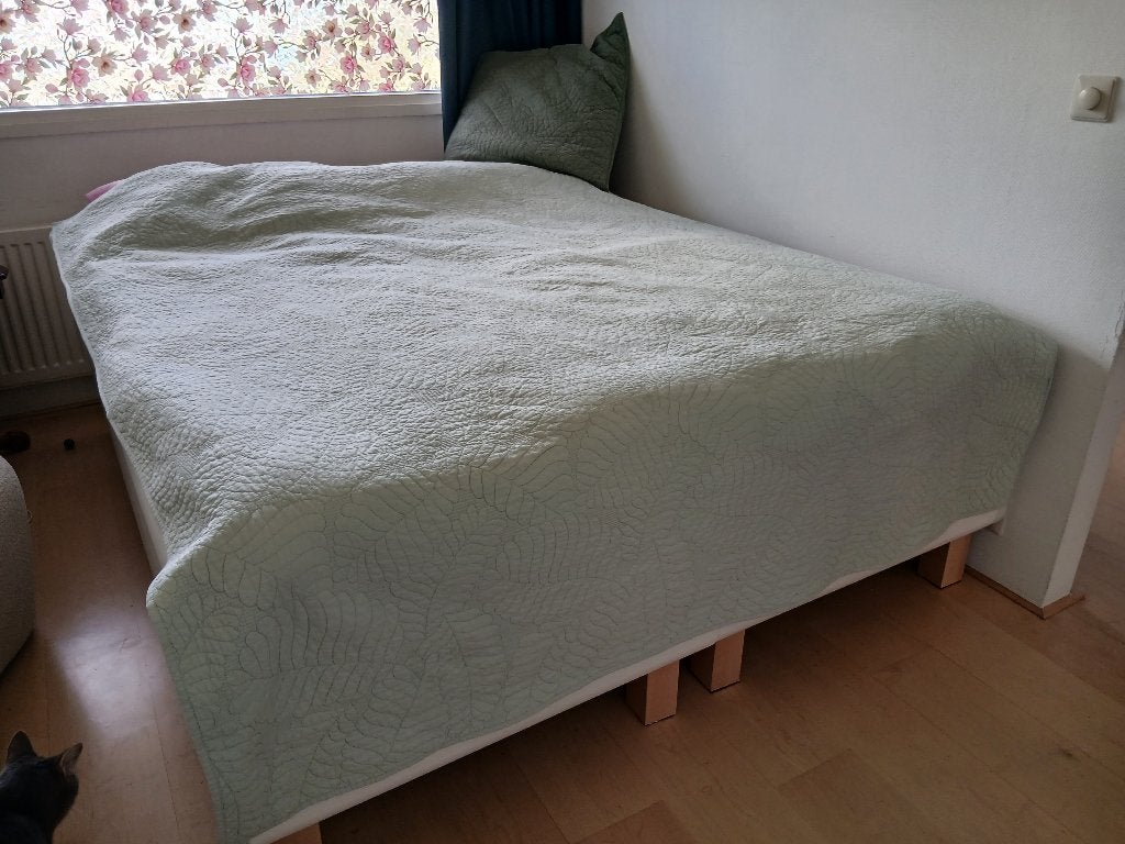 Tweepersoonsbed bestaande uit 2 éénpersoonsbedden, Ophalen, Strak en huiselijk, Gebruikt, Wit