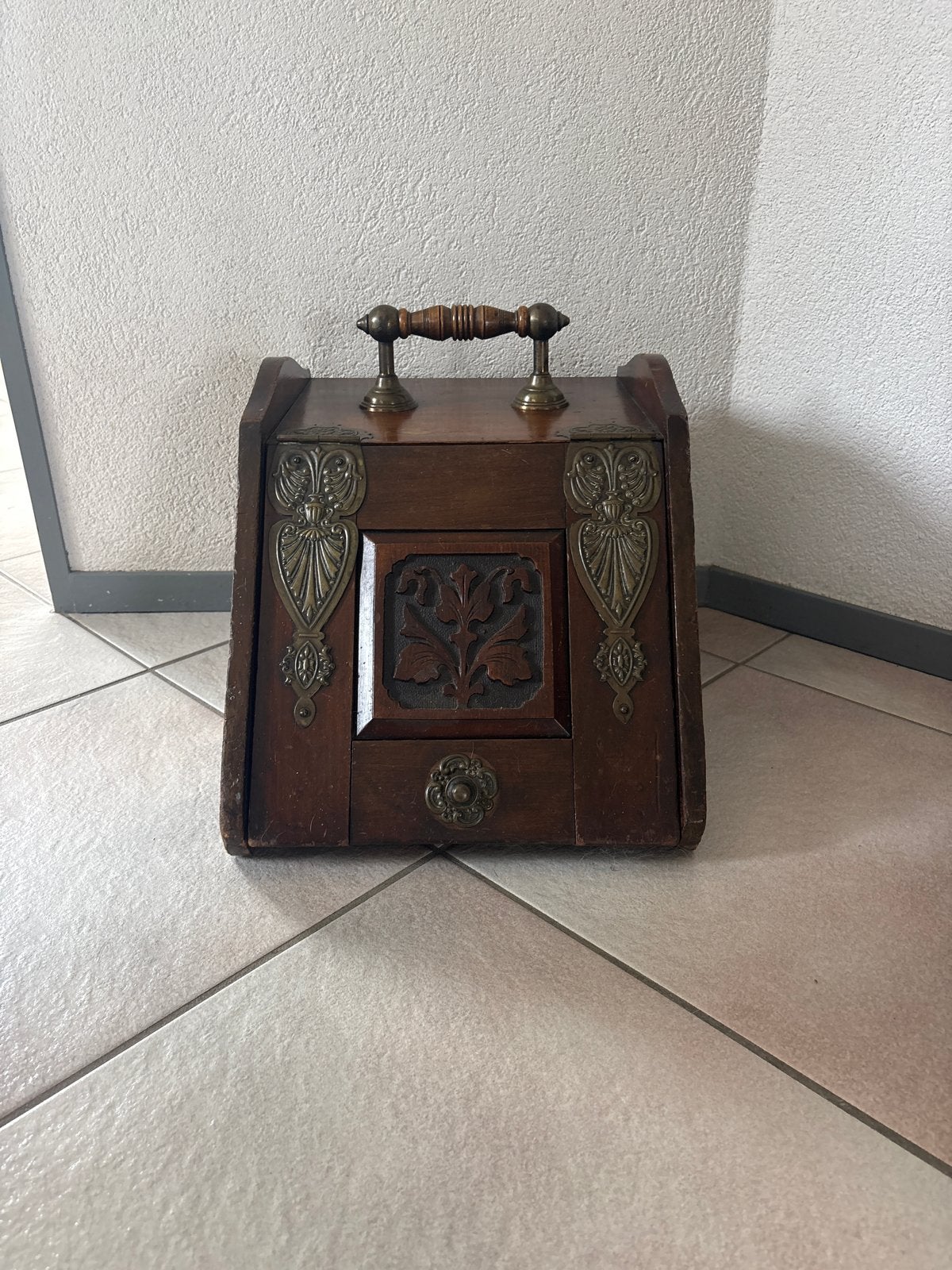 Antieke Houten Kolenkit met Messing Decoratie, Ophalen