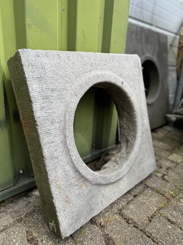 Hardsteen waterput rand antieke 57x57x12cm en 75x75x6cm., Ophalen