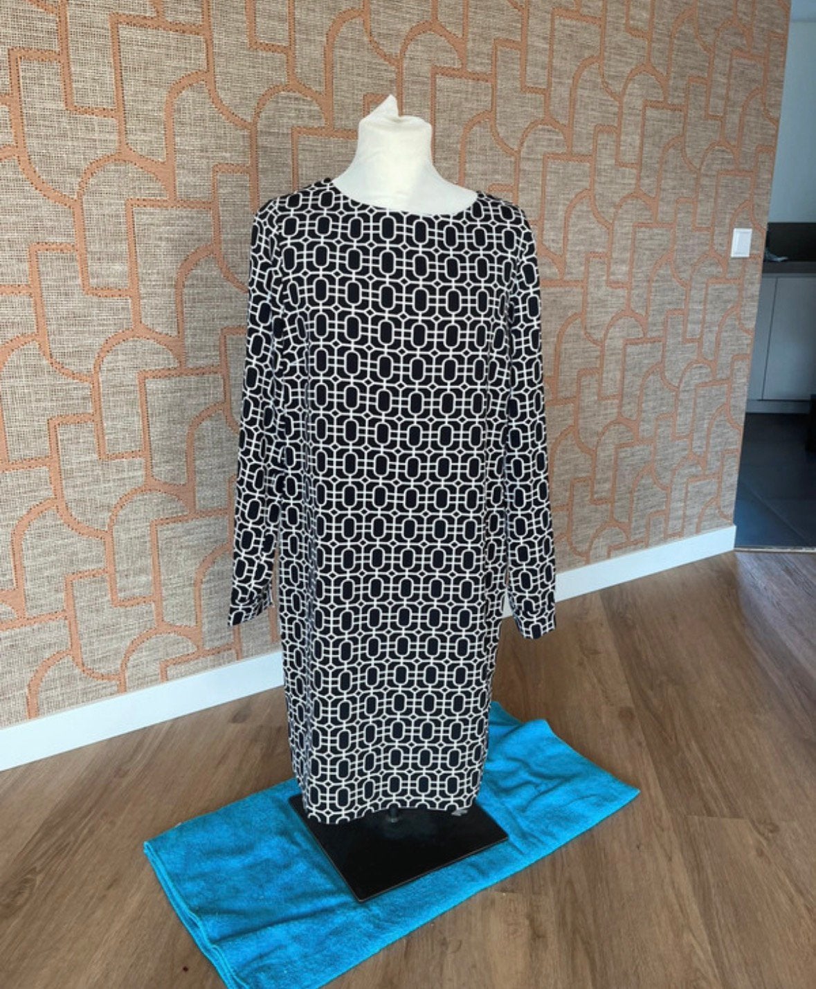 Vanilia jurk 42, Kleding | Dames, Zwart, Maat 42/44 (L), Ophalen of Verzenden, Zo goed als nieuw