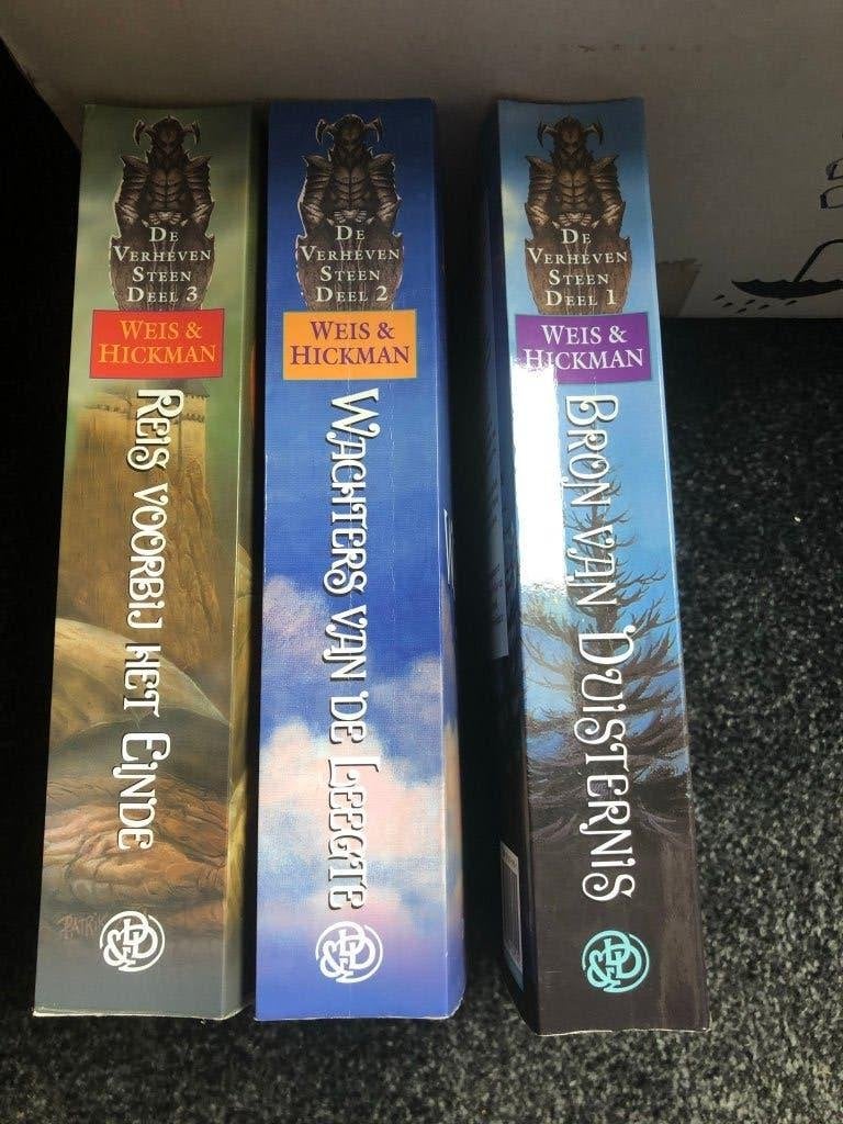 De verheven steen - Weis & Hickman, Boeken, Ophalen of Verzenden, Zo goed als nieuw