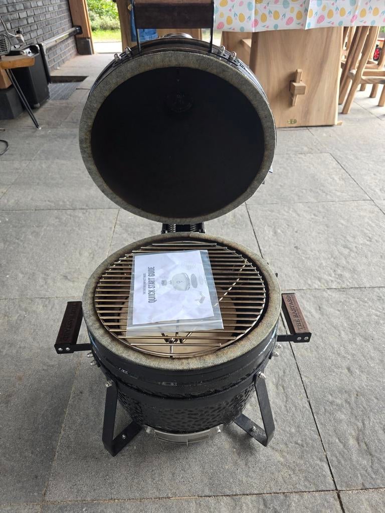 The Bastard Compact Kamado BBQ inclusief platesetter, Tuin en Terras, Houtskoolbarbecues, Ophalen, Gebruikt, The Bastard, Met accessoires