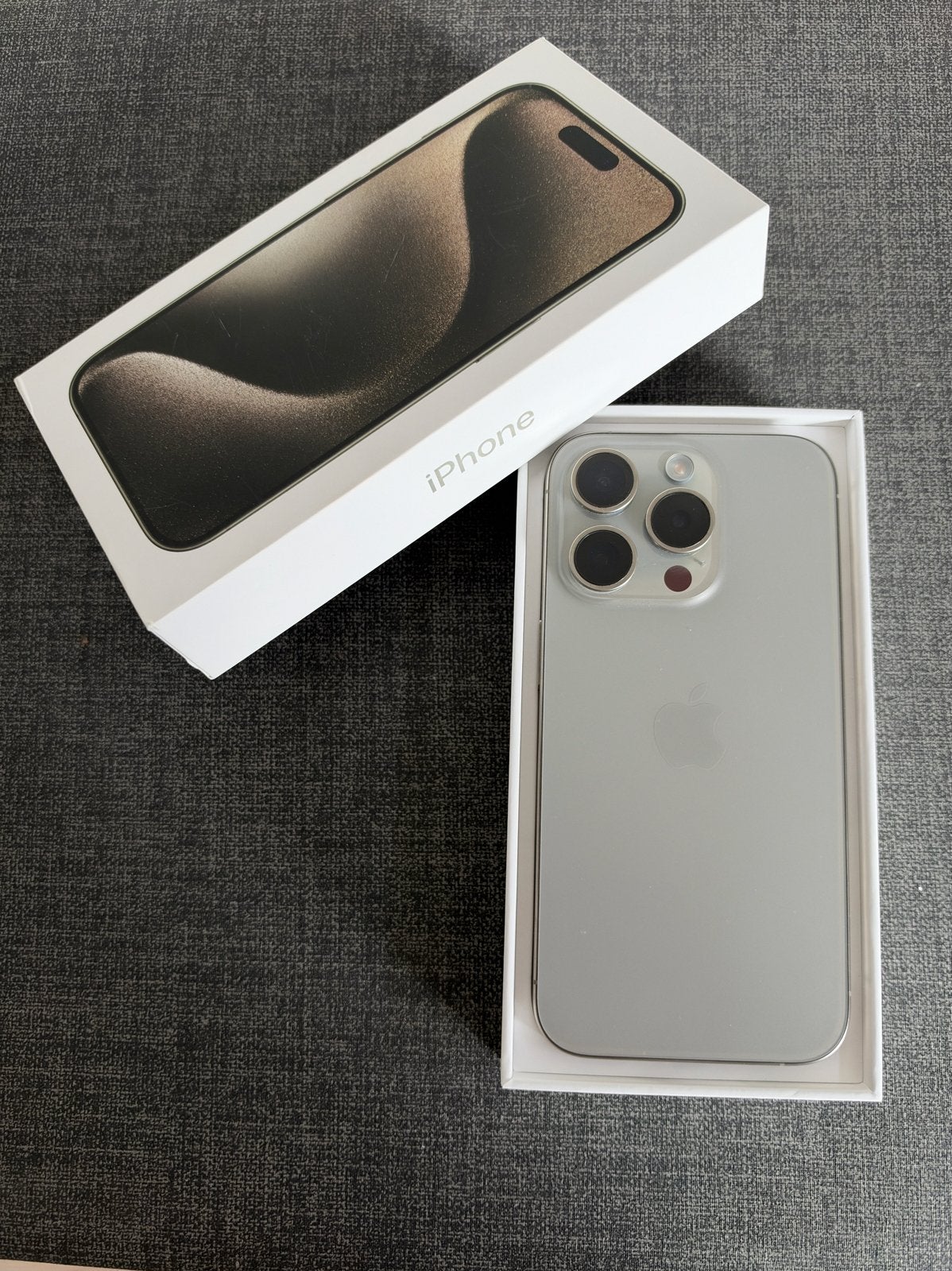 Foto 6 van Apple iPhone 15 Pro 128GB Natural Titanium - Zeer goed