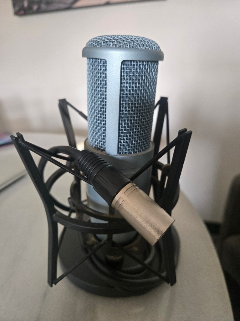 AKG microfoon met shockmount, Muziek en Instrumenten, Ophalen of Verzenden, Gebruikt, Studiomicrofoon