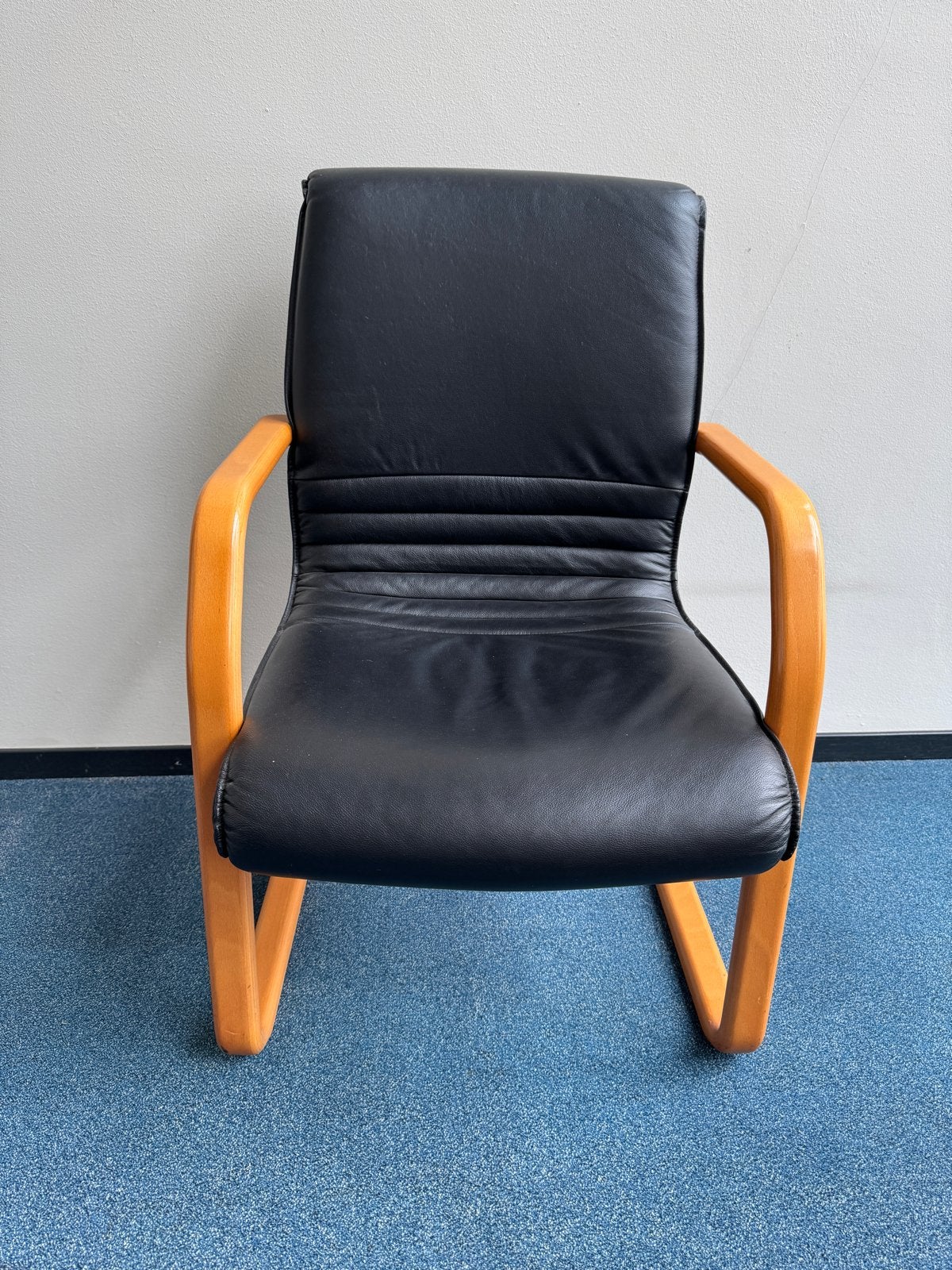 Comfortabele relaxstoel zwart leer met houten frame, Huis en Inrichting, Ophalen, Gebruikt, Zwart, Leer