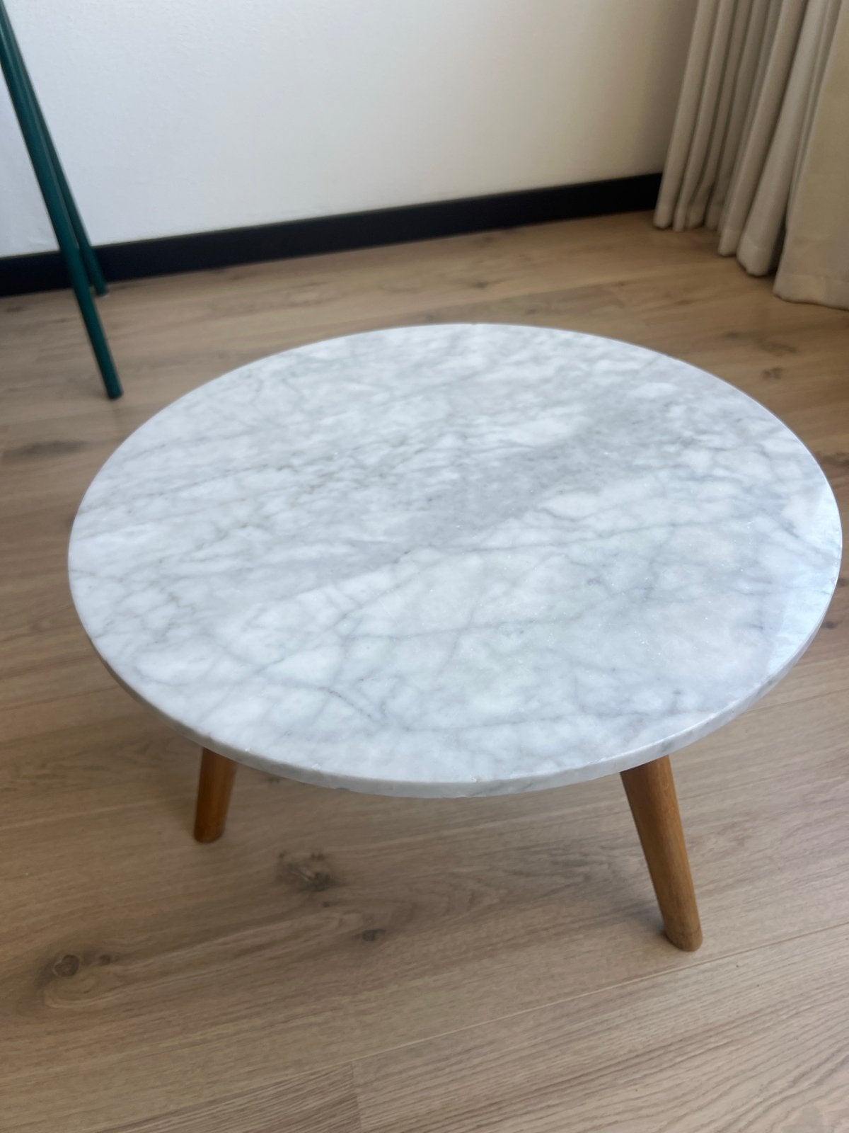Zuiver bijzettafel/salontafel marmer blad, houten onderstel, Ophalen, Overige materialen, Minder dan 50 cm, Gebruikt