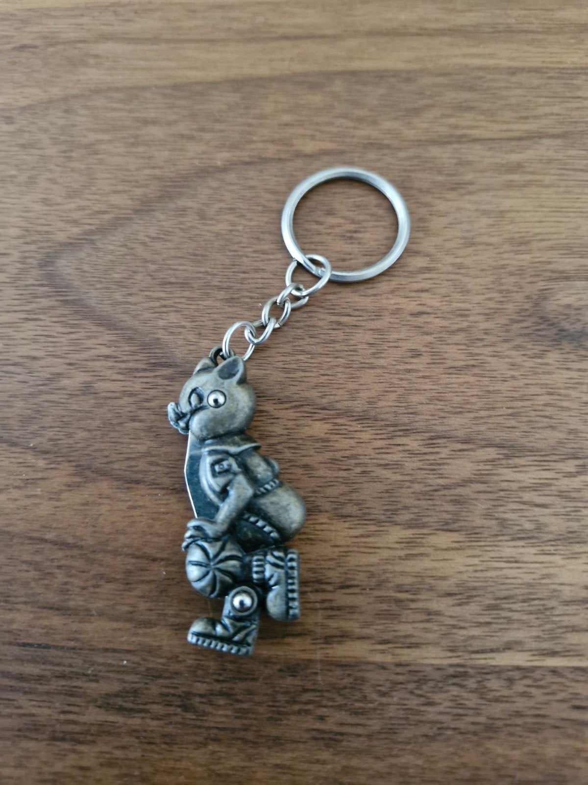 479 Vintage sleutelhanger met Basketballende  beer en mesje, Ophalen of Verzenden, Gebruikt, Knuffel of Figuurtje