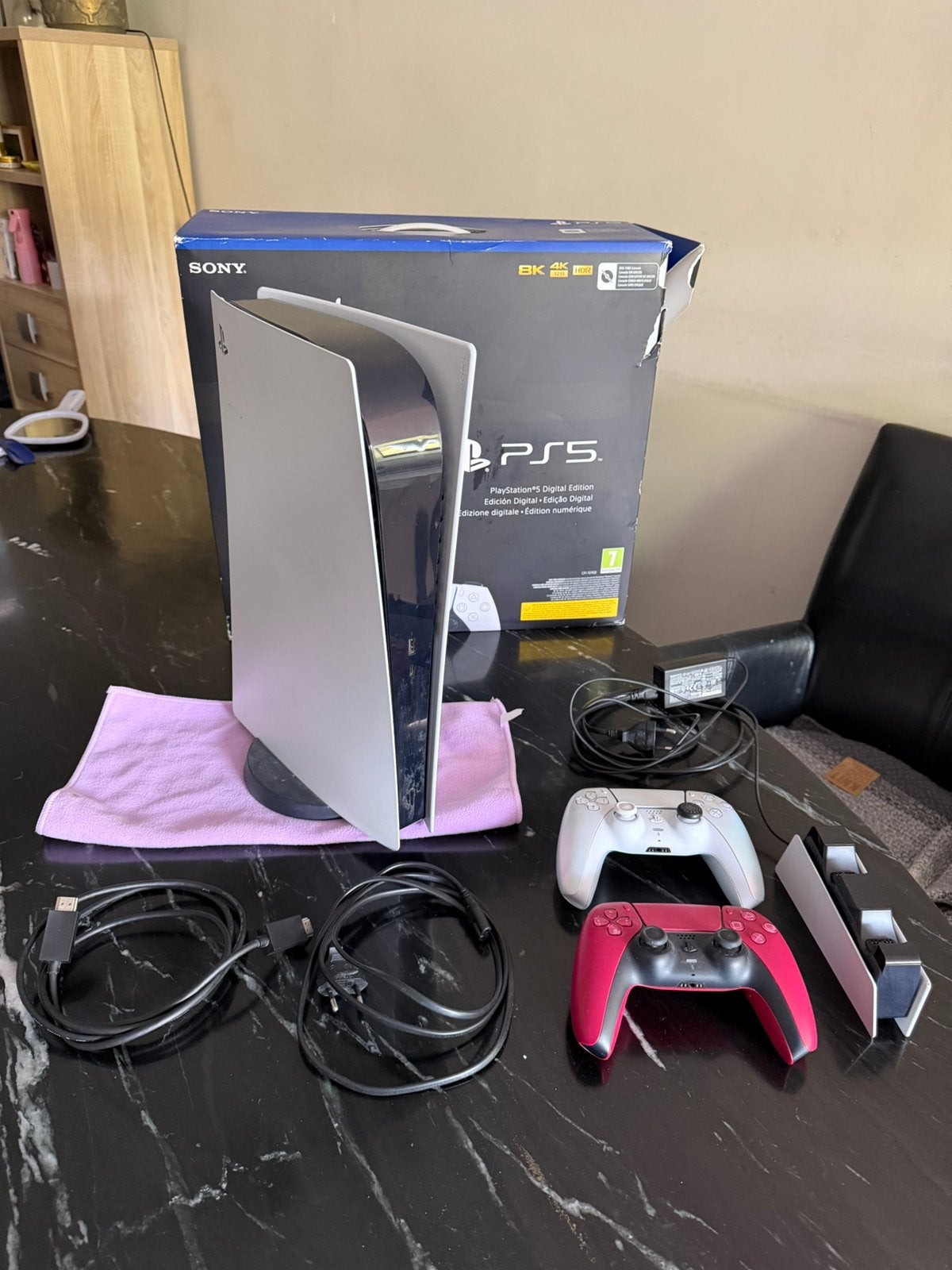 Zeer nette PS5 digital met 2 controllers en meer, Spelcomputers en Games, Ophalen of Verzenden, Zo goed als nieuw