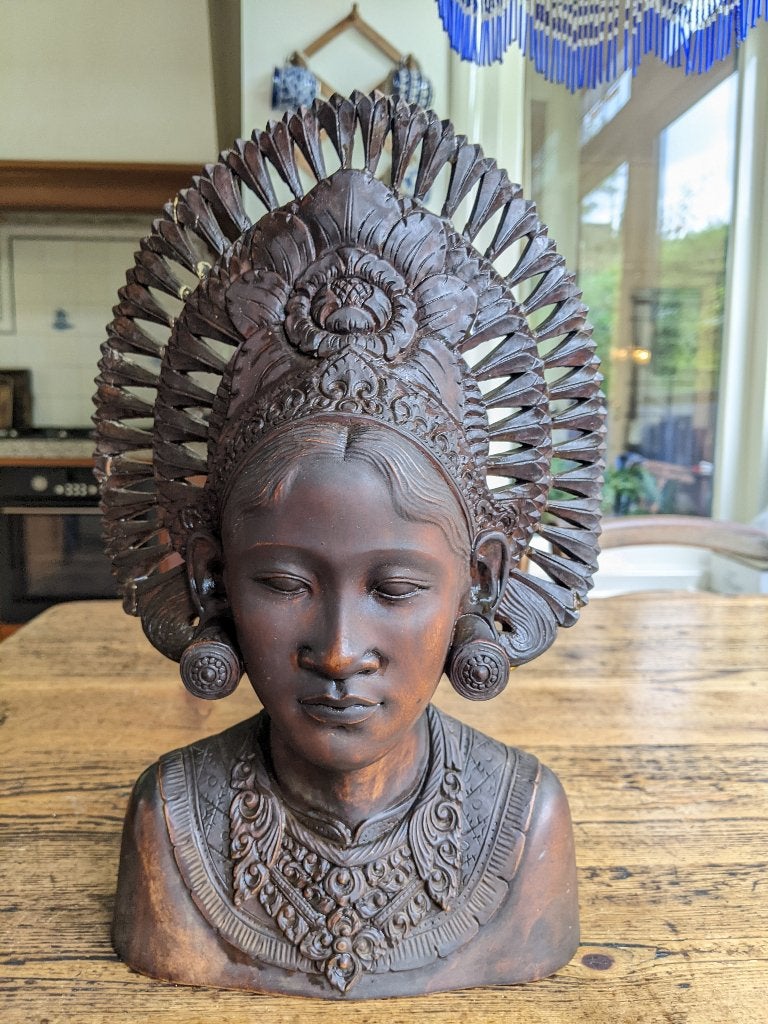 Uit hout gesneden beeld te koop, Antiek en Kunst, Kunst | Beelden en Houtsnijwerken, Ophalen, Handgemaakt, 20 - 50 cm, Beeld