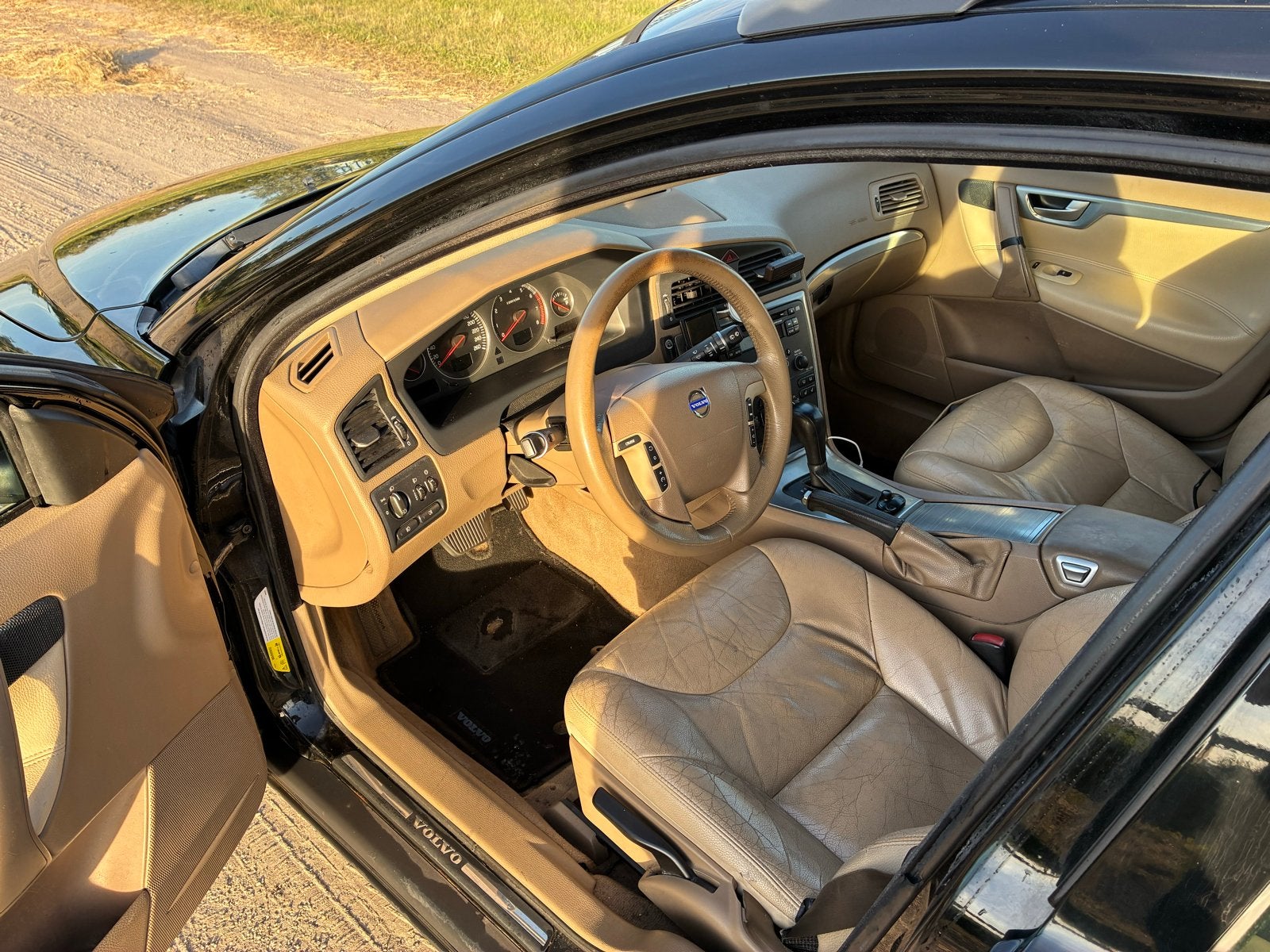 Volvo V70 2.4 170PK AUT 2006 Zwart | LPG, Auto's, Volvo, 1800 kg, Beige, Zwart, Stationwagon