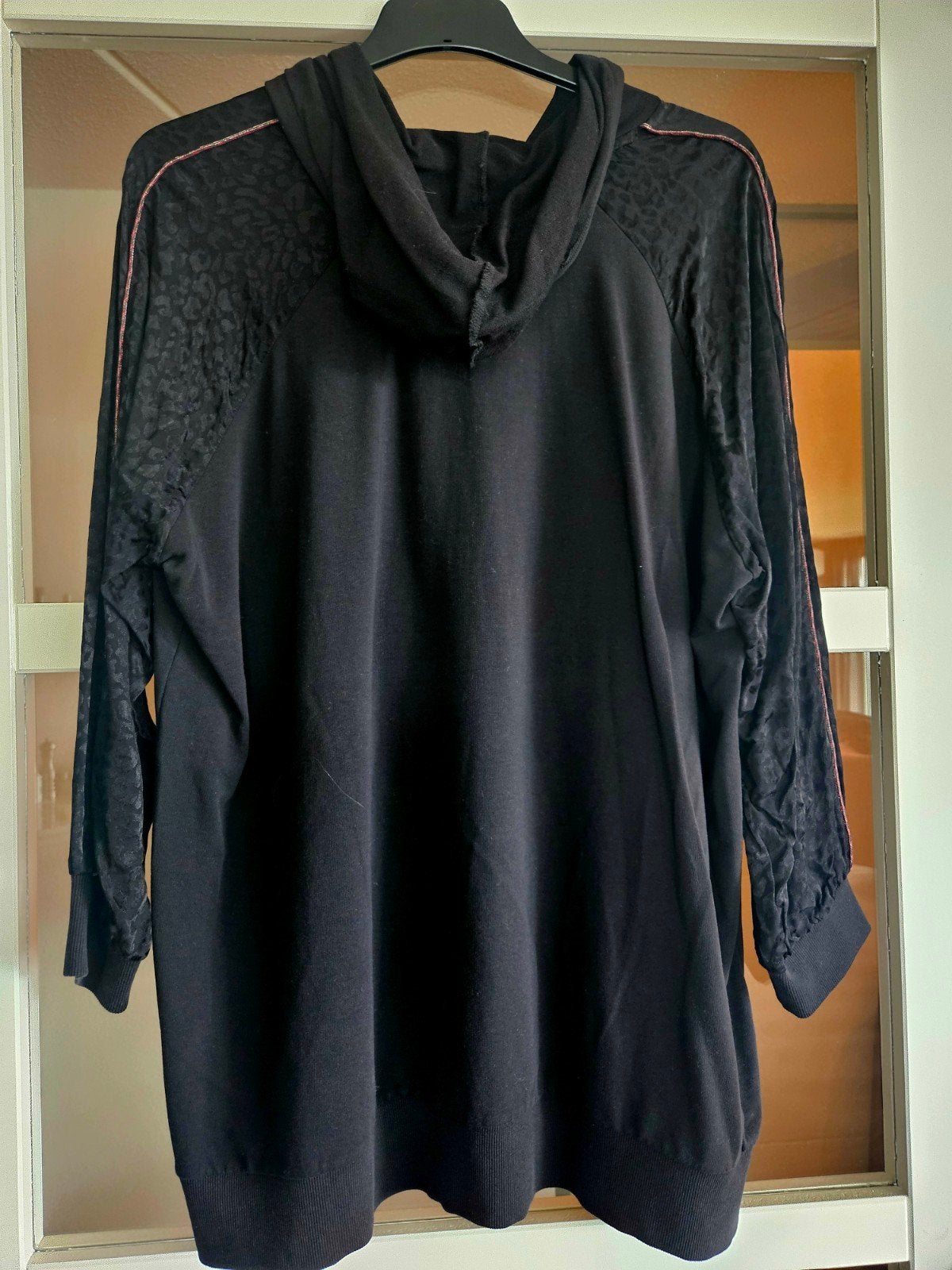 blouse/trui met capuchon zwart 46/48, Ophalen of Verzenden, Zo goed als nieuw, Maat 46/48 (XL) of groter, Zwart