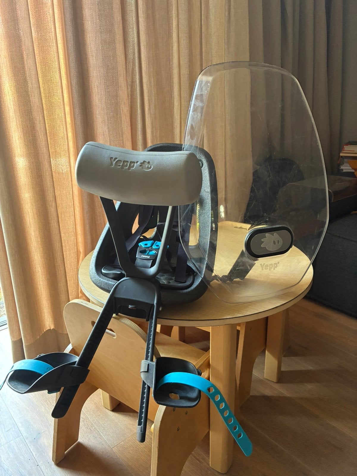 Yepp Thule kinderstoeltje voor met slaaprol en windscherm, Ophalen, Gebruikt, Voorzitje, Voetsteuntjes