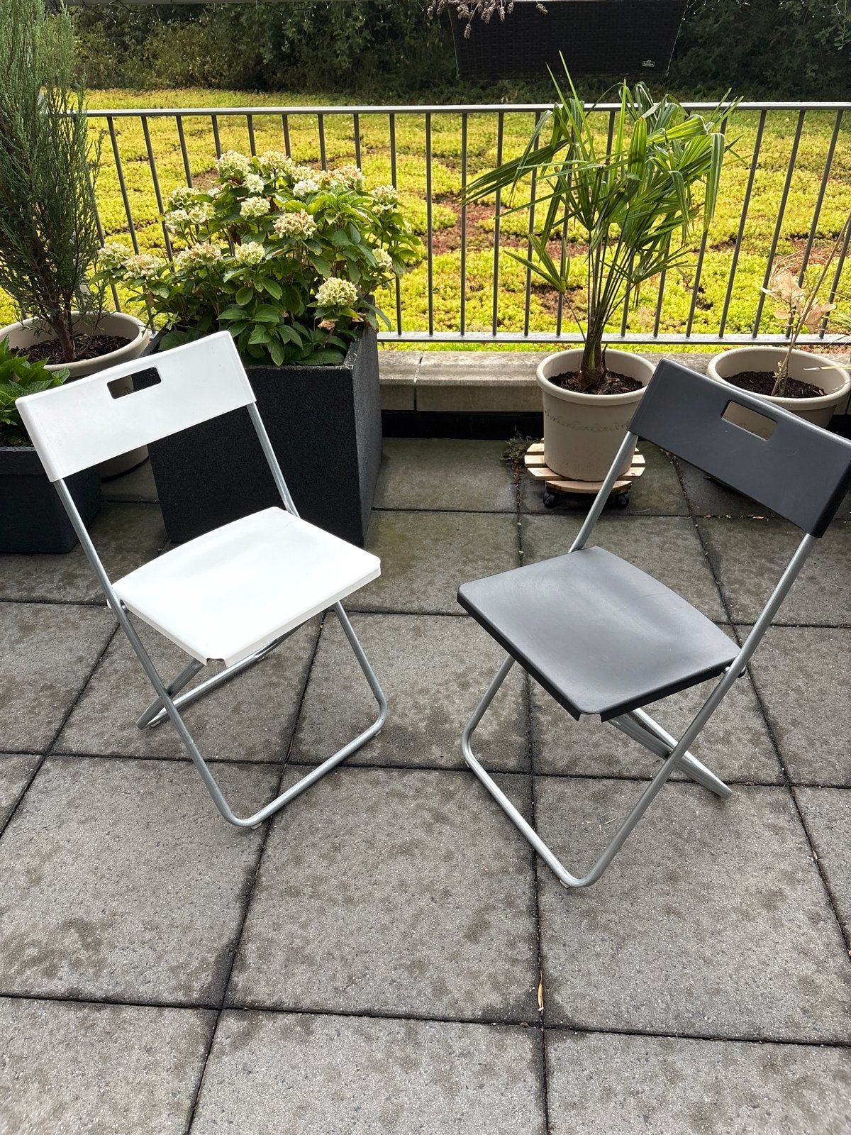 IKEA Klapstoelen - Wit en Zwart (2 stuks), Ophalen, Kunststof, Gebruikt, Twee