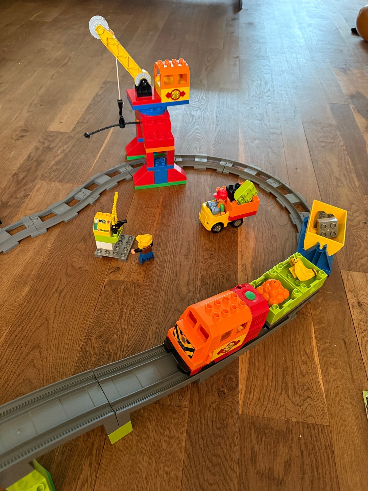 Foto 4 van Duplo 10508 Elektrische Trein met Extra Rails