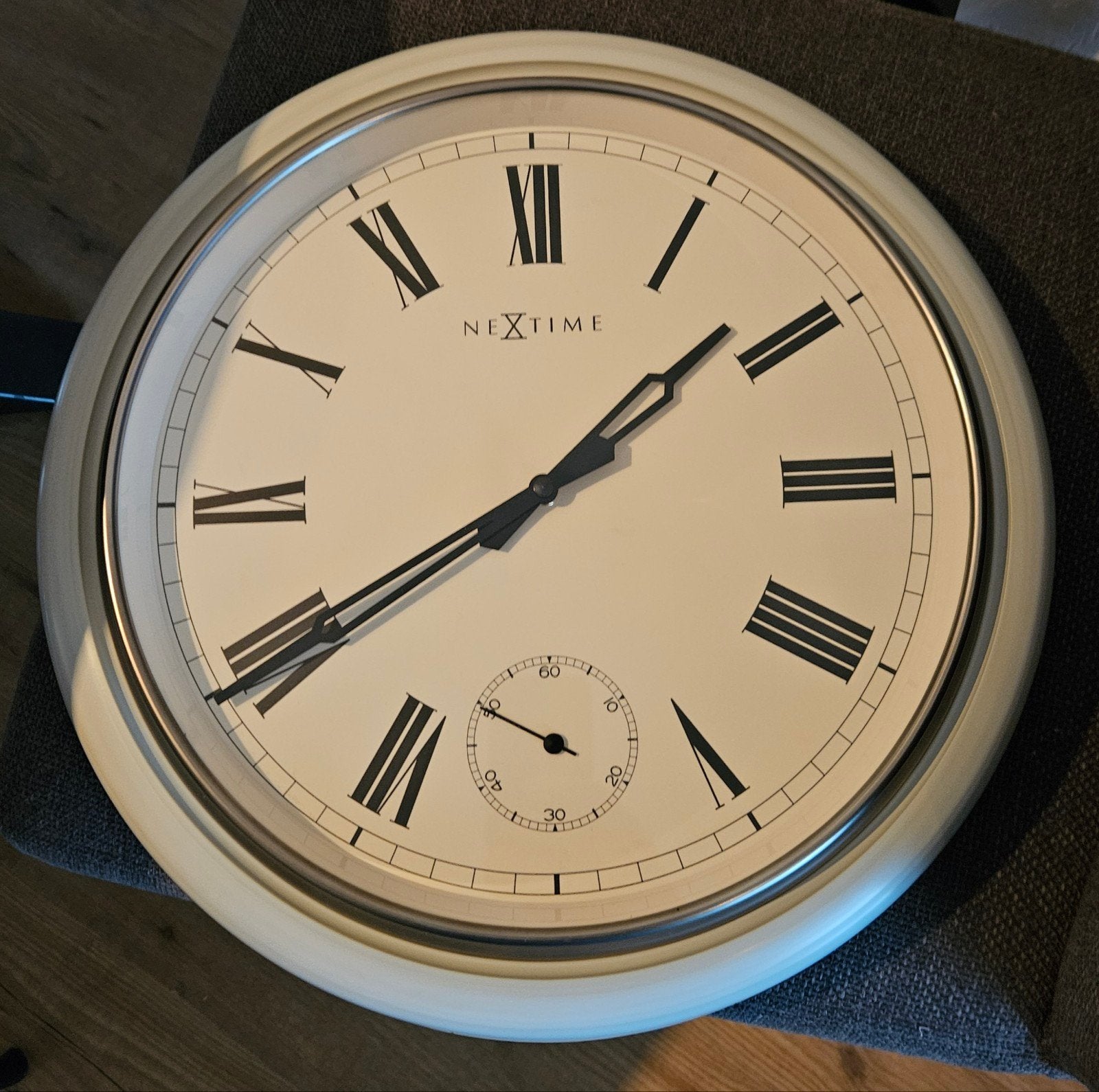 Nextime Wandklok met Romeinse Cijfers en Secondewijzer, Ophalen, Wit, Analoog, Zo goed als nieuw