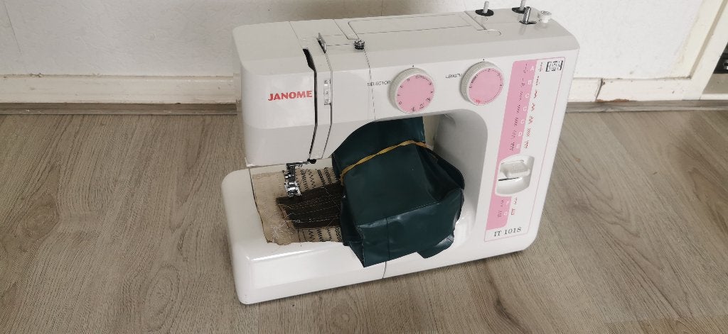 Naaimachine JANOME 1T 1018, Hobby en Vrije tijd, Naaimachines en Toebehoren, Ophalen of Verzenden, Zo goed als nieuw, Naaimachine