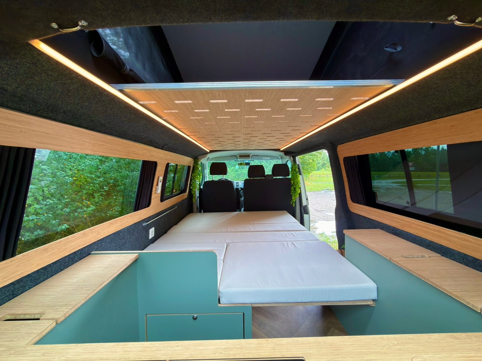 Foto 6 van Volkswagen T6 Camperbus  | 2019 | EURO 6 | off-grid | NAP