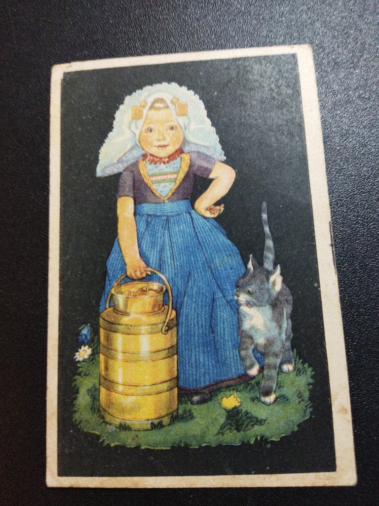 Vintage ansichtkaart meisje in klederdracht met melkbus, Ophalen of Verzenden, 1940 tot 1960, Gelopen, Klederdracht