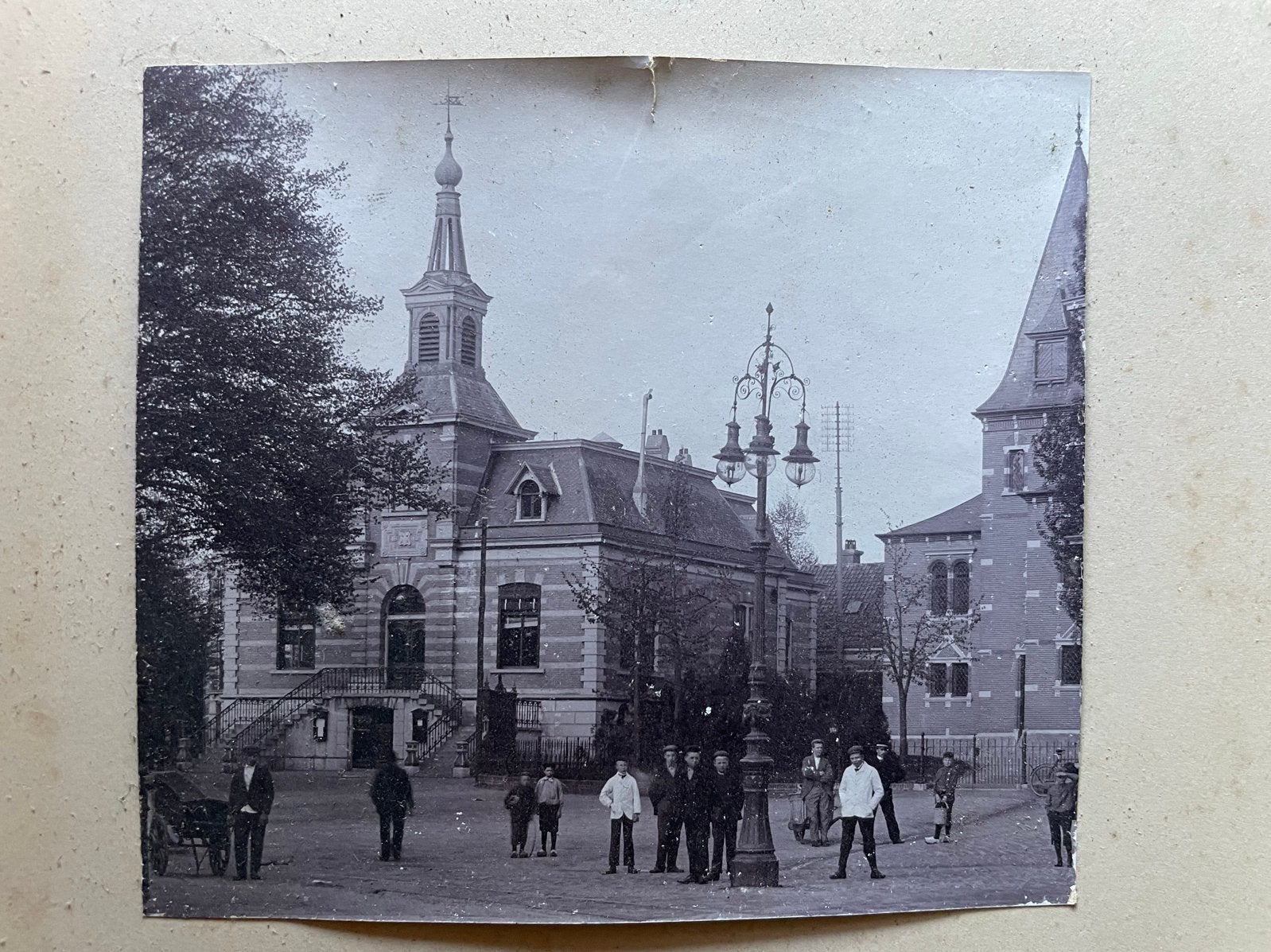 Originele foto Hilversum Kerkbrink Raadhuis rond 1900, Gebruikt, Foto, Ophalen of Verzenden, Gebouw