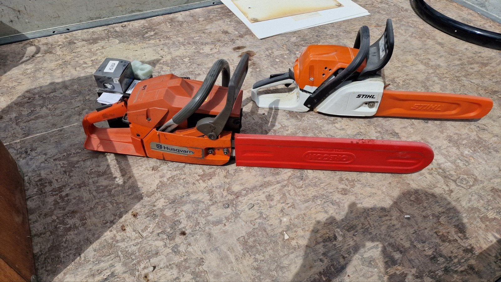 Husqvarna en Stihl kettingzagen met accessoires, Tuin en Terras, Hand-tuingereedschap, Ophalen, Gebruikt