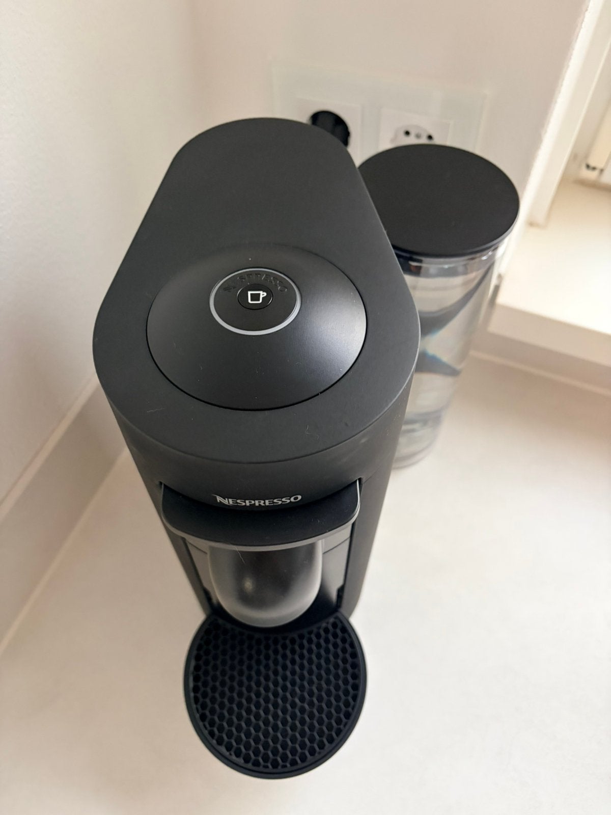 Foto 3 van Vrijwel nieuw Nespresso Vertuo Plus Deluxe mat zwart machine