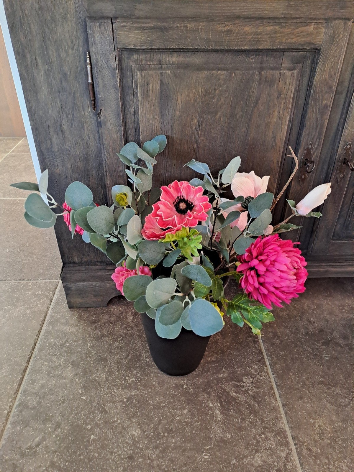 Bloempot met kunstbloemen, Ophalen