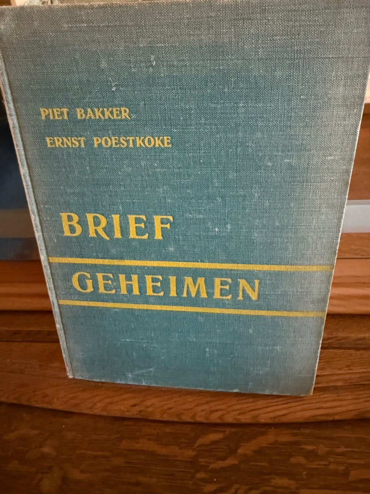 Briefgeheimen - Piet Bakker & Ernest Poestkoke (1937), Ophalen of Verzenden, Gelezen, Nederland