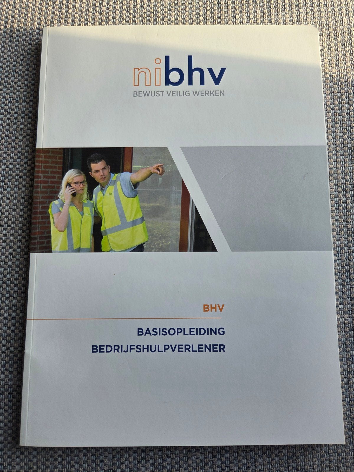 Boek; NIBHV Basisopleiding Bedrijfshulpverlener (BHV), Boeken, Ophalen of Verzenden, Zo goed als nieuw, Overige niveaus, NIBHV