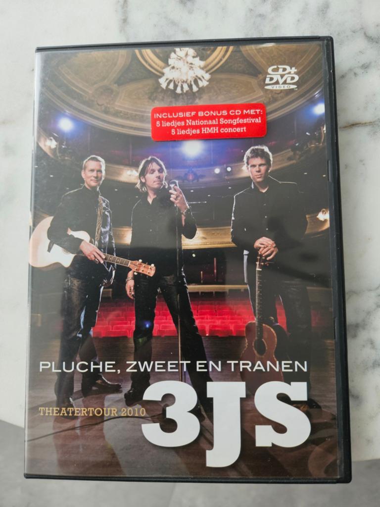 3JS - Pluche, Zweet en Tranen Theatertour 2010 DVD + CD, Cd's en Dvd's, Dvd's | Muziek en Concerten, Alle leeftijden, Ophalen of Verzenden