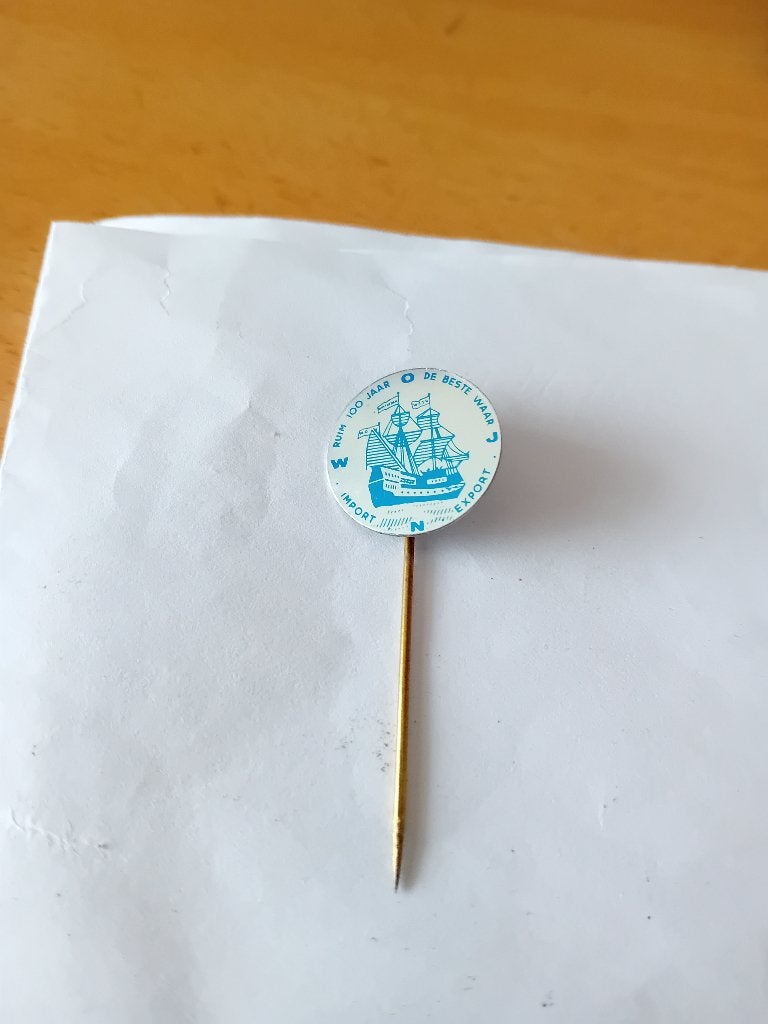 Pin - Ruim 100 jaar de beste waar, Verzamelen, Speldjes, Pins en Buttons, Ophalen of Verzenden, Zo goed als nieuw, Overige onderwerpen