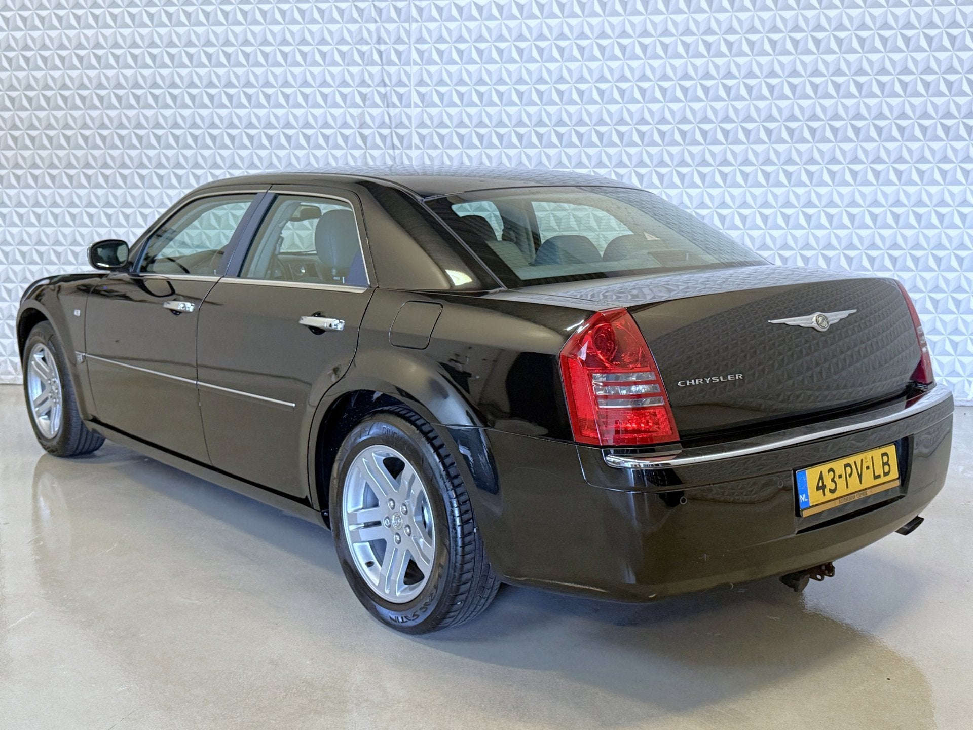Chrysler 300C 3.5 V6 Airco/Cruise/Leder/TREKHAAK (2005), Auto's, Chrysler, Automaat, Gebruikt, 1715 kg, Zwart