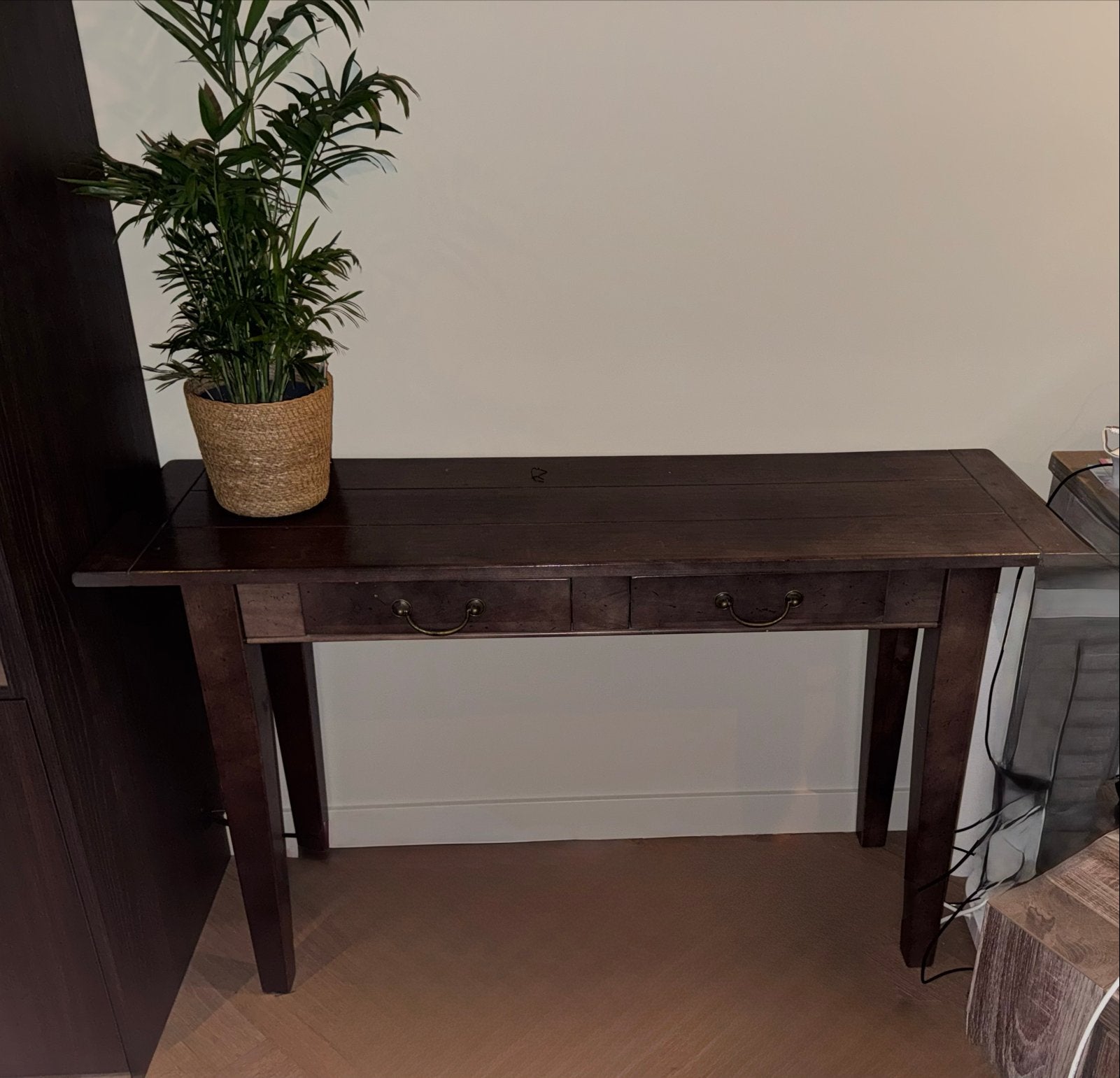 Donkerbruine houten sidetable met twee lades, Ophalen, Gebruikt, 100 tot 150 cm, 25 tot 50 cm