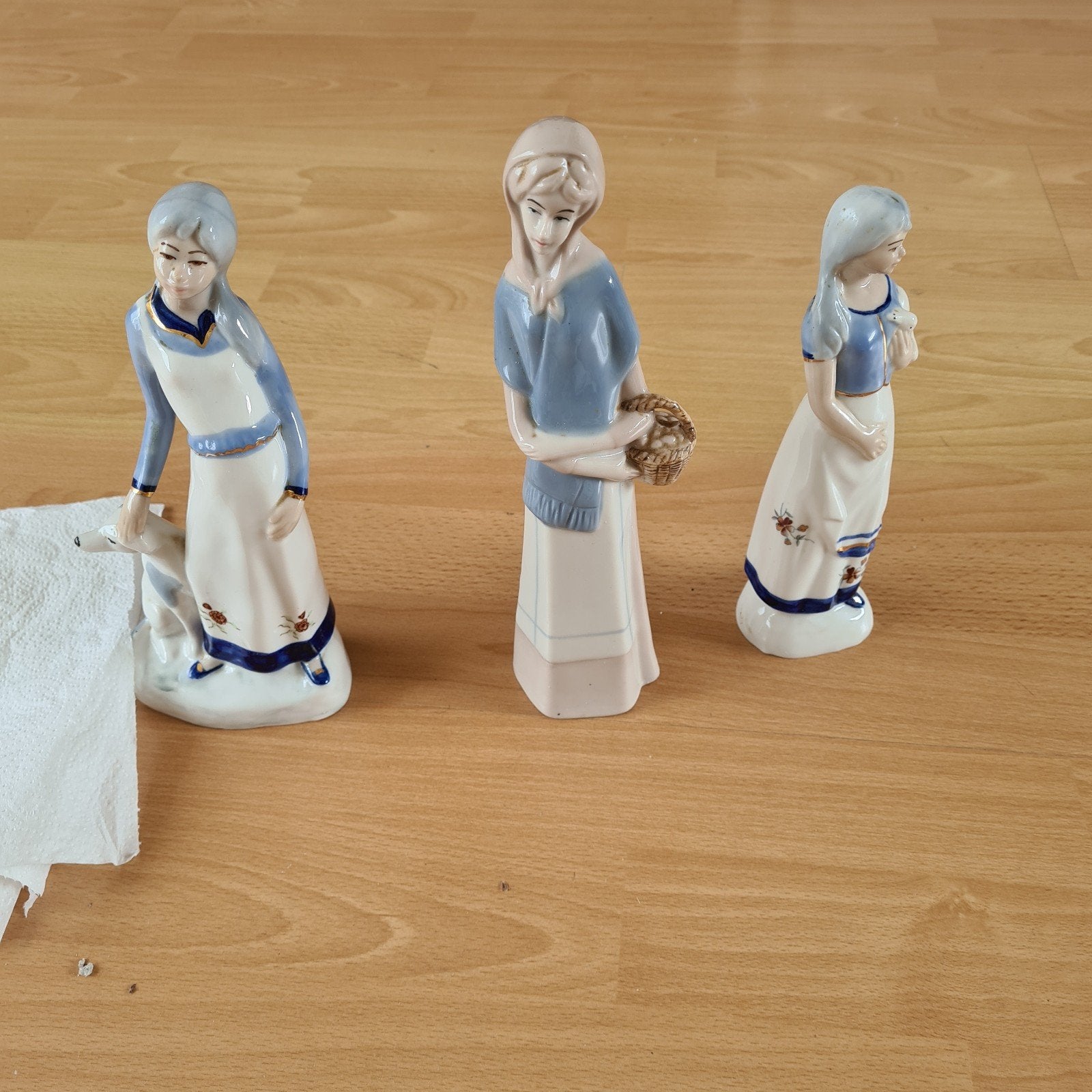 Set van 3 porseleinen beeldjes van vrouwen, Ophalen of Verzenden, Gebruikt, Mens