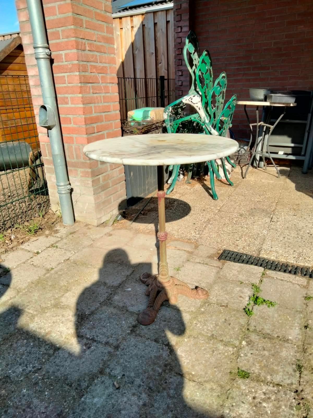 Antieke bistrotafel met marmeren blad en gietijzeren poot, Ophalen