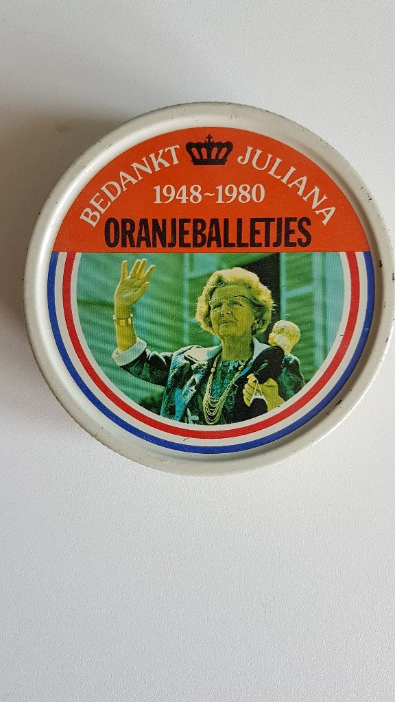 oud blikje bedankt Juliana 1948-1980 oranjeballetjes,Zaandam, Ophalen of Verzenden, Gebruikt