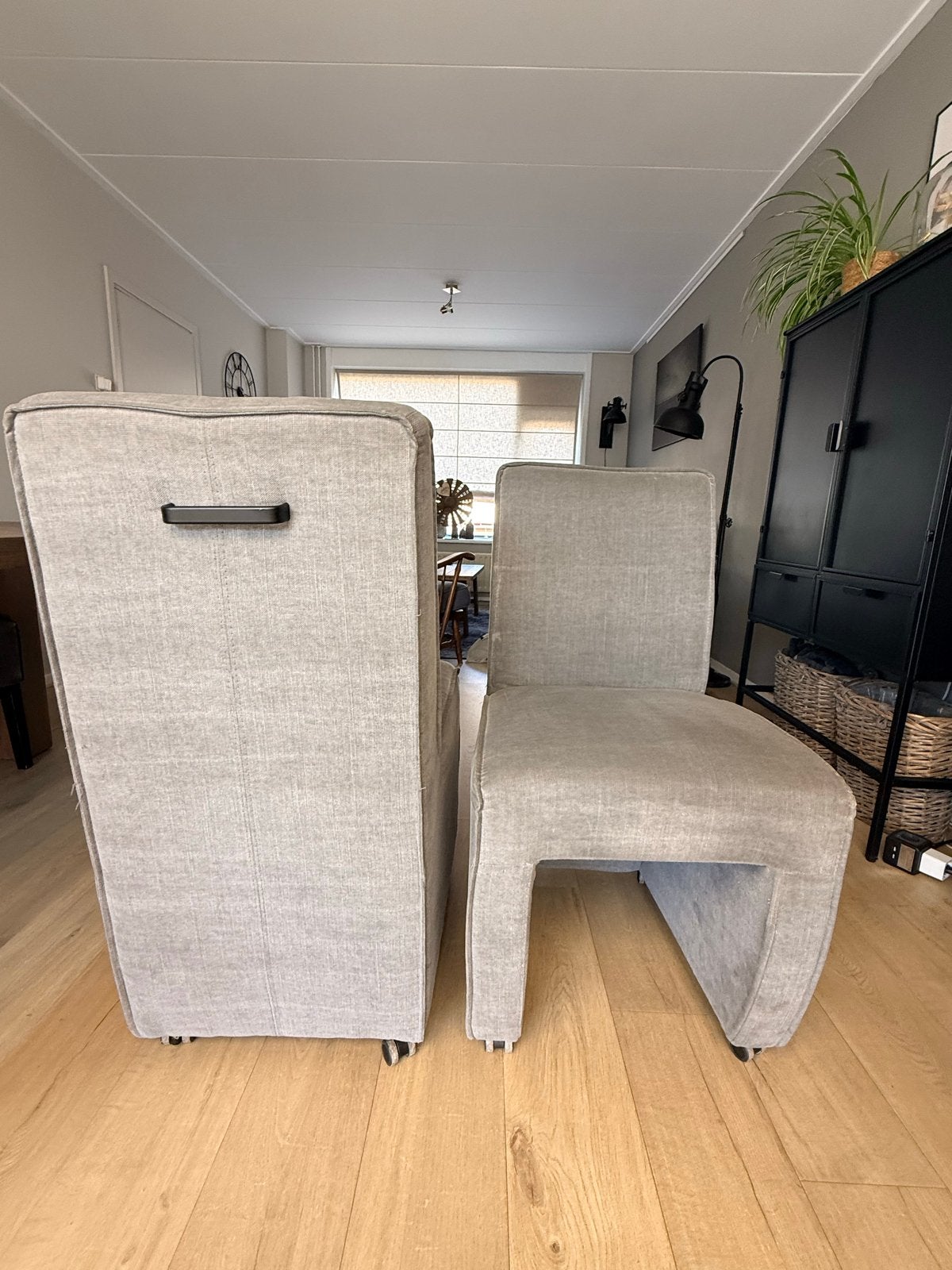 2 comfortabele eetkamer stoelen met wieltjes - grijs, Ophalen, Gebruikt, Twee, Stof